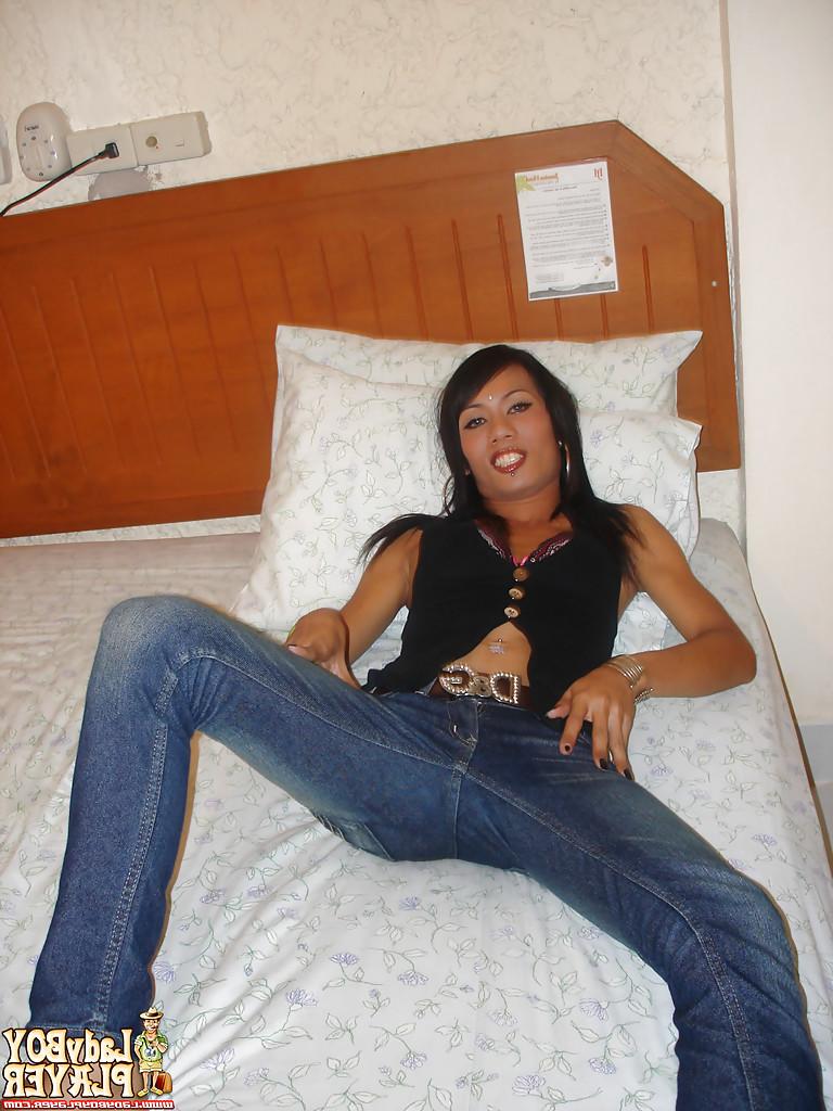 16P Der brünette Solo-Ladyboy Amy zieht seine Jeans aus, um seinen schönen Arsch und seine kleinen Titten freizulegen