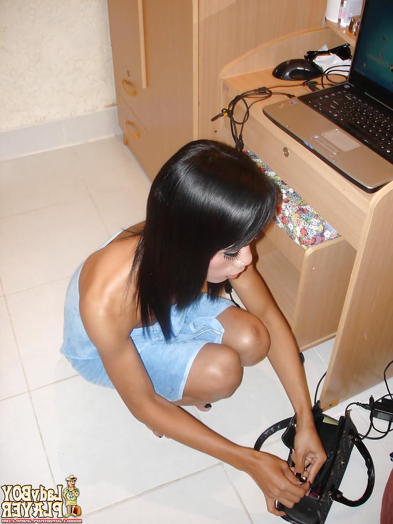 16P Der brünette Solo-Ladyboy Amy zieht seine Jeans aus, um seinen schönen Arsch und seine kleinen Titten freizulegen