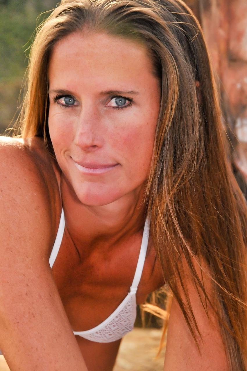 20P La MILF Sofie Marie exhibe son gros cul tout en s'amusant dans un bikini sexy en plein air.
