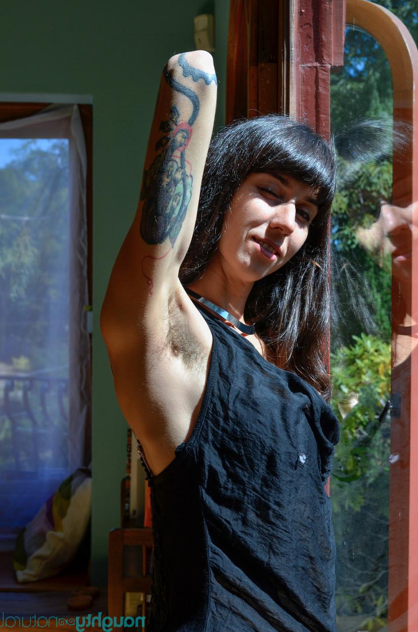 20P Selina, une amatrice en robe noire, montre ses gros seins et sa chatte poilue.