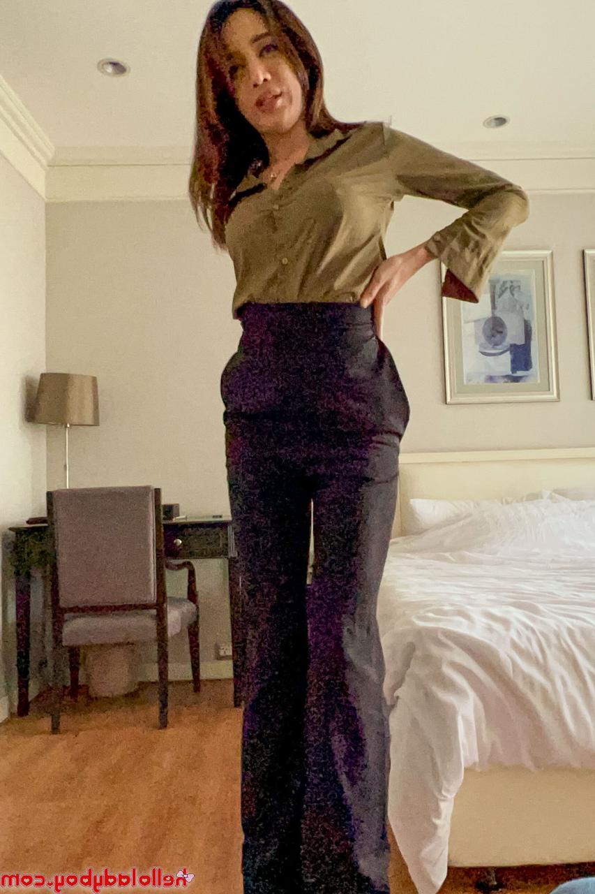 20P A linda travesti asiática Grace B tira a calcinha e expõe os seios