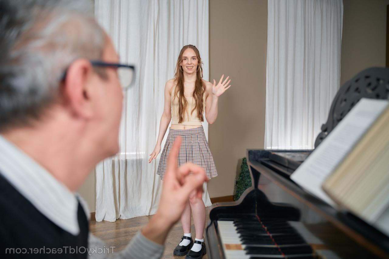 16P La belle jeune Eliza Crystal se fait piéger par son ancien professeur de piano pour qu'elle fasse l'amour.