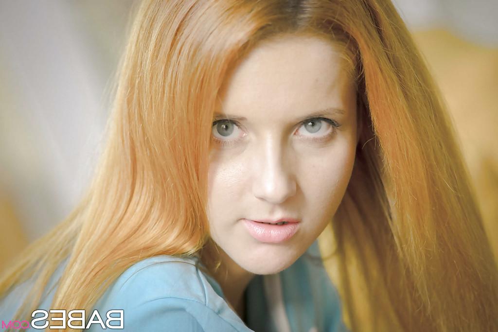 16P La rousse européenne Roberta Berti dévoile ses petits seins et sa chatte rasée.
