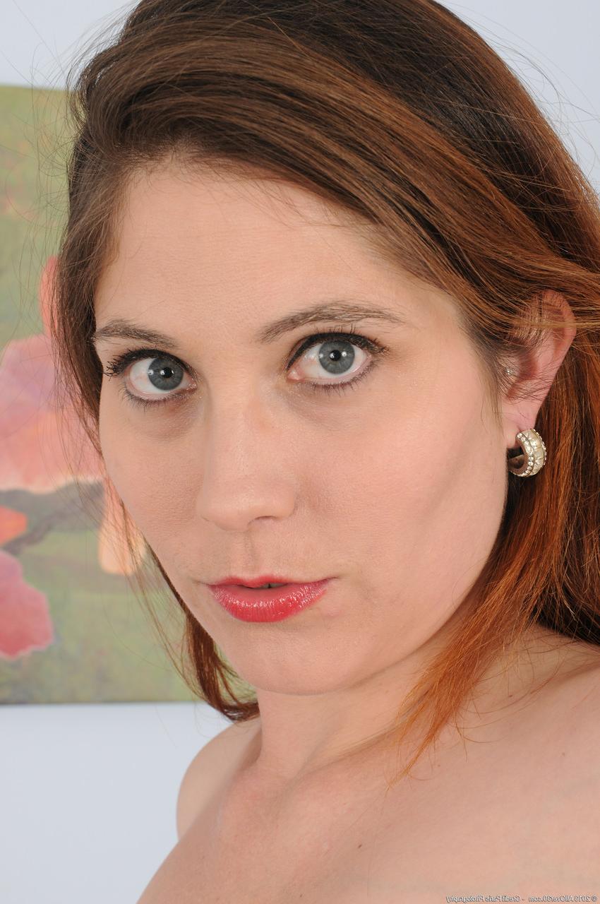 20P A bela e esbelta Jamie Lynn Skye posa em sua lingerie vermelha e massageia sua vulva