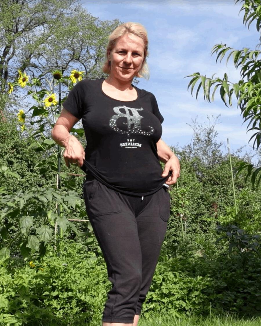 20P かわいいブロンドの熟女が公開編集でポーズをとって巨乳をいじる