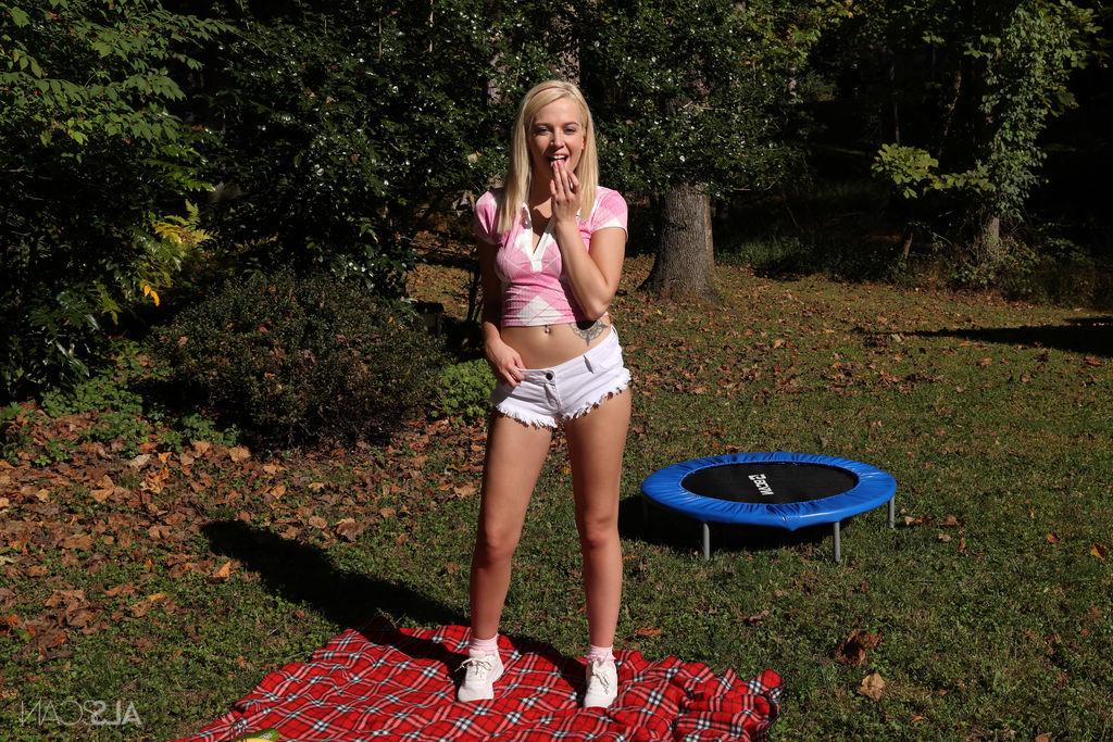 16P La joven rubia madison summers se tira los labios mientras se masturba en un patio