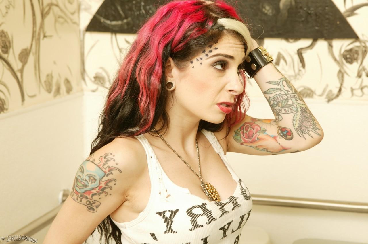 17P Petite MILF Joanna Angel chupa BBC e fica empalhada para fechar negócio