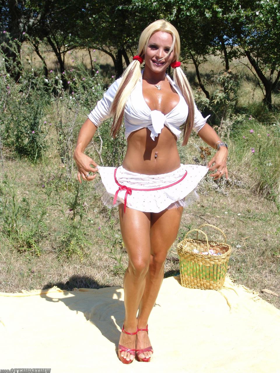 17P La trans blonde Mariana sort sa bite et la met dans le trou du cul d'un mec chauve