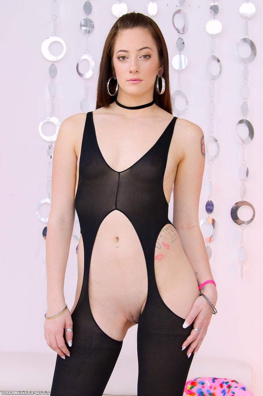 15P A adolescente gostosa Rylee Renee exibe suas coisas em um bodystocking revelador