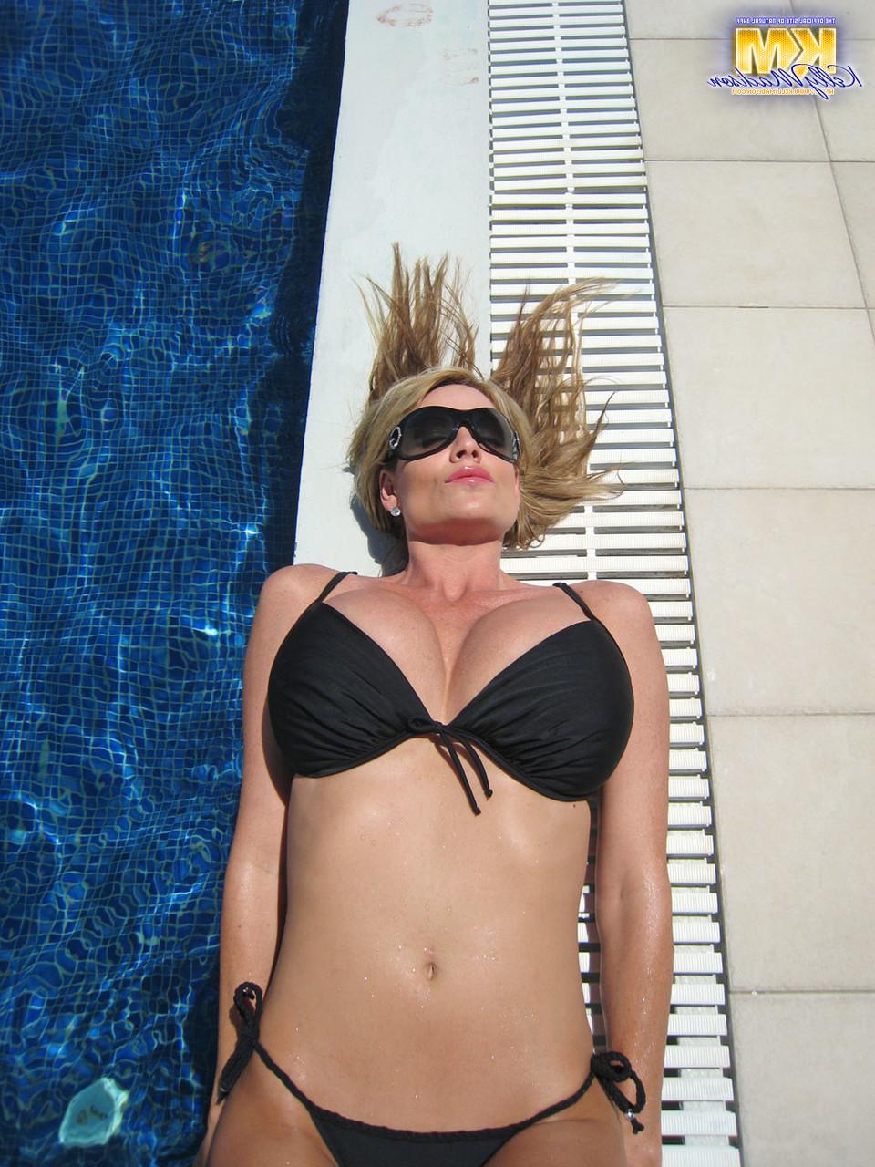 17P After tanning and relaxing by the beautiful pool, busty MILF sucks fat dick