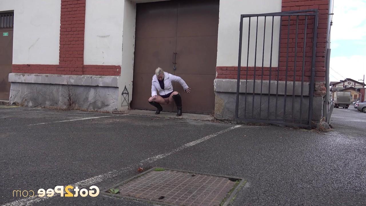 15P Got 2 Pee starring Licky Lex XXX Images