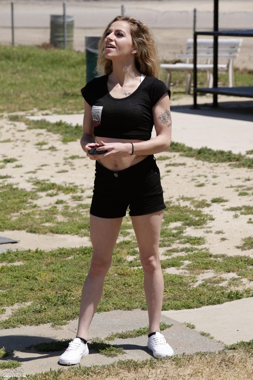 20P La joven caliente Alana Summer come semen mientras le hace una mamada caliente a su amiga
