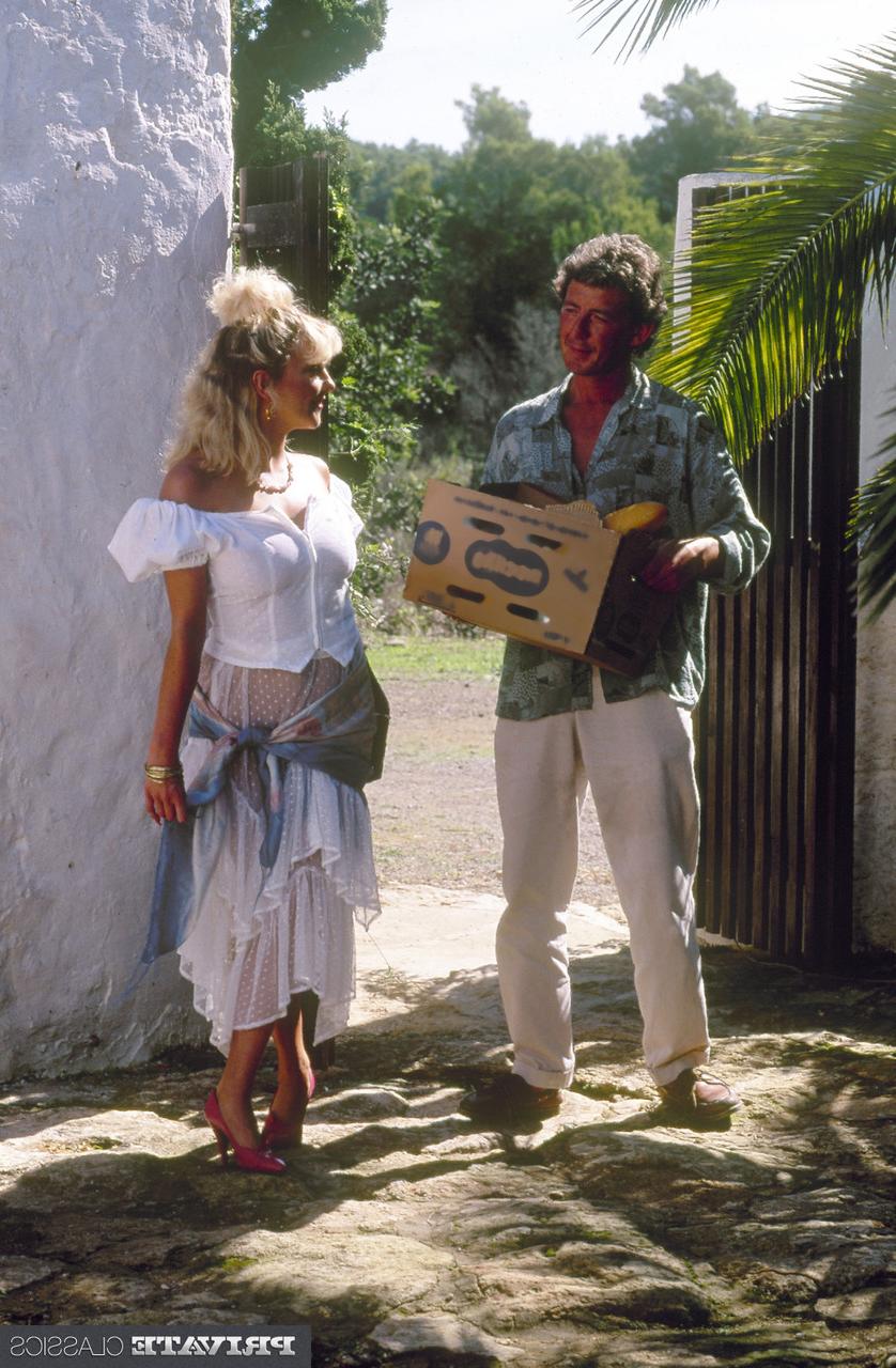16P Vintage damsel in distress rewards her two helpers with an outdoor threesome