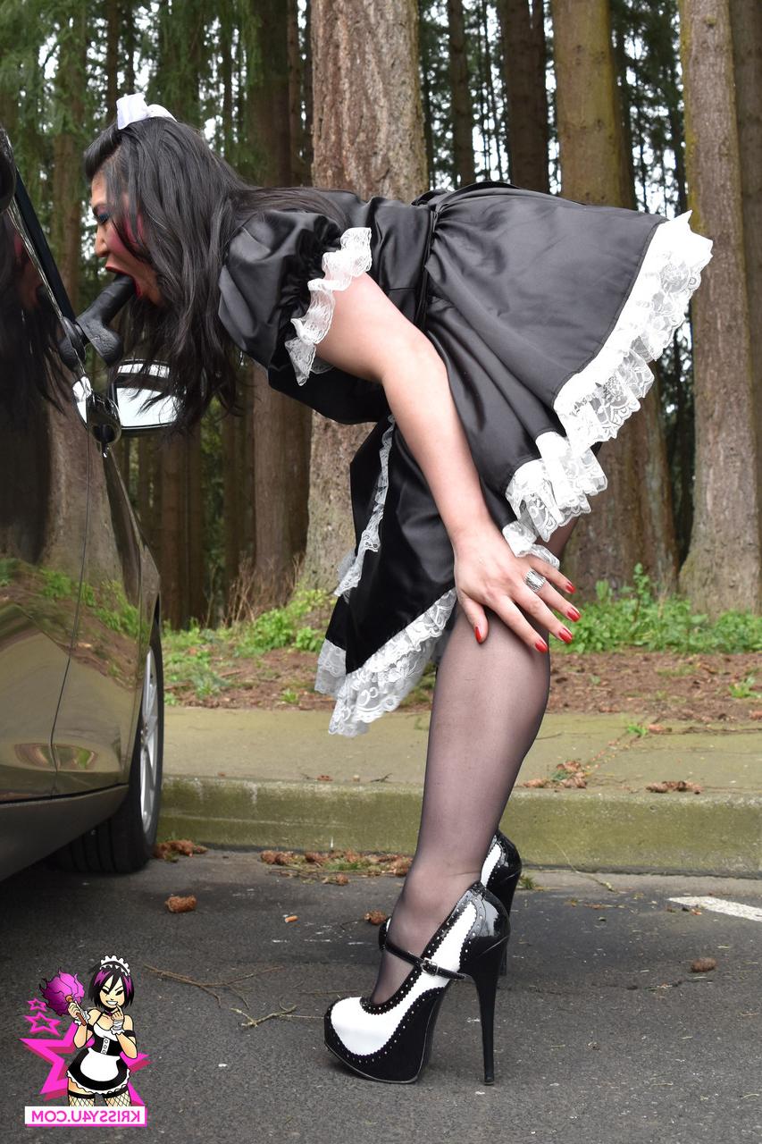 16P La criada transexual Krissy sopla un juguete negro al aire libre y muestra su gran botín