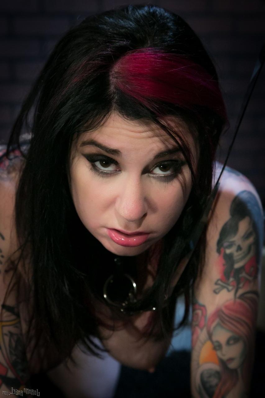 17P La pervertida Joanna Angel en corsé recibe una follada anal y un baño de semen en un trío MMF