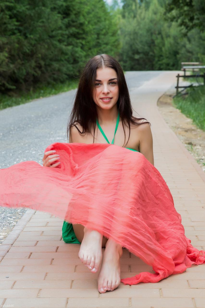 20P La linda morena Evita Lima muestra su chocho y su adorable culo en la carretera