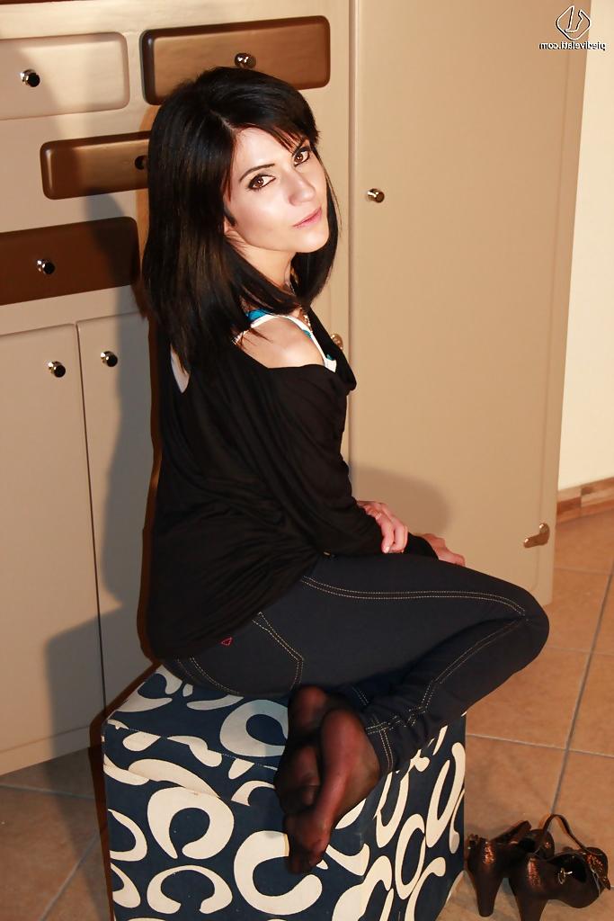 16P Sunny has her priorities checked and shows her sexy feet in stockings
