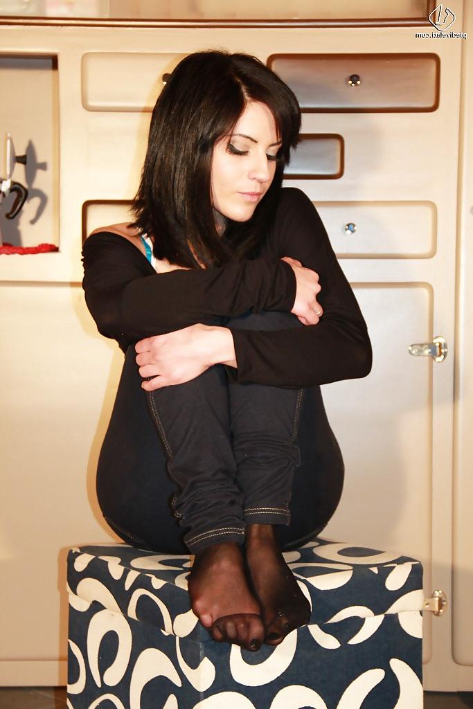 16P Sunny has her priorities checked and shows her sexy feet in stockings