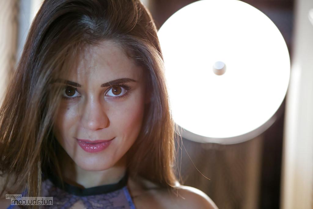 16P Rapariga amadora a solo com meias até ao joelho a mostrar mamas bonitas antes de se masturbar