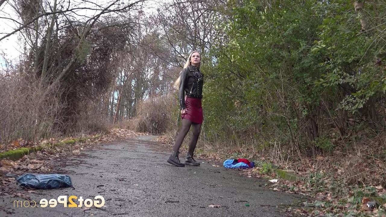 15P Das blonde Mädchen Bianca zieht ihre Strumpfhose herunter, um auf eine nasse Fahrbahn zu pinkeln