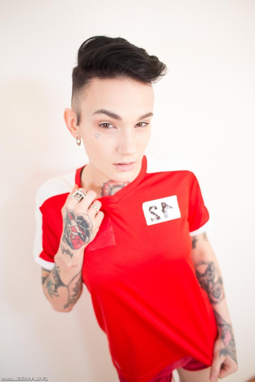 17P Nikki Hearts, star du porno à l'allure masculine, découvre de minuscules seins et d'énormes tatouages.