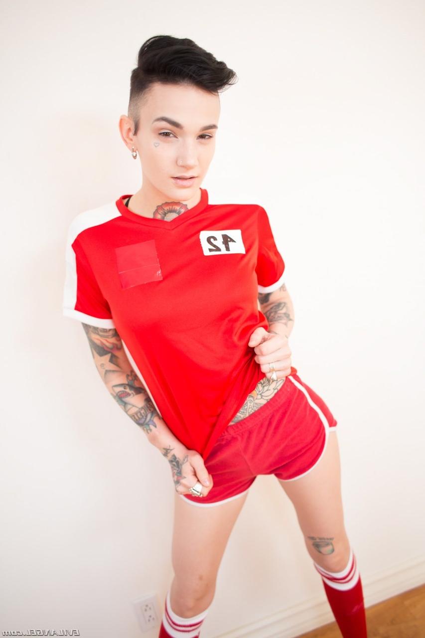 17P Nikki Hearts, star du porno à l'allure masculine, découvre de minuscules seins et d'énormes tatouages.