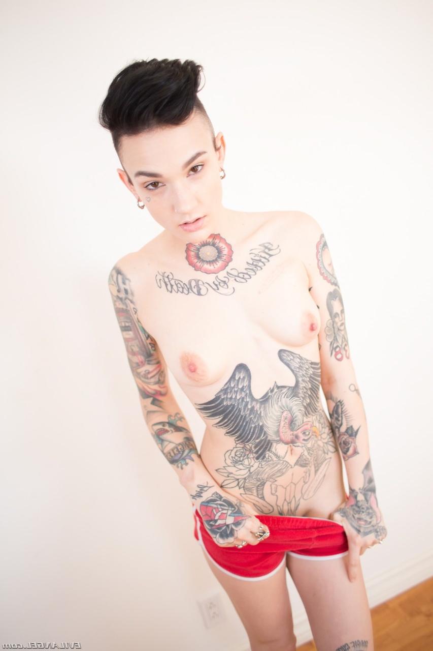 17P Nikki Hearts, star du porno à l'allure masculine, découvre de minuscules seins et d'énormes tatouages.