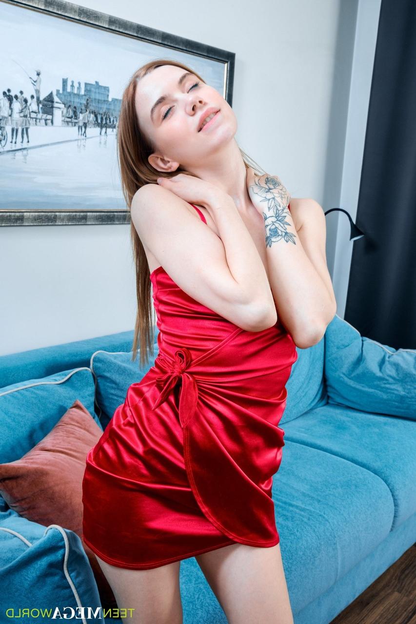 20P Die magere Teenagerin Dina A zieht sich aus und spielt mit ihrem kleinen Vibrator auf dem Sofa