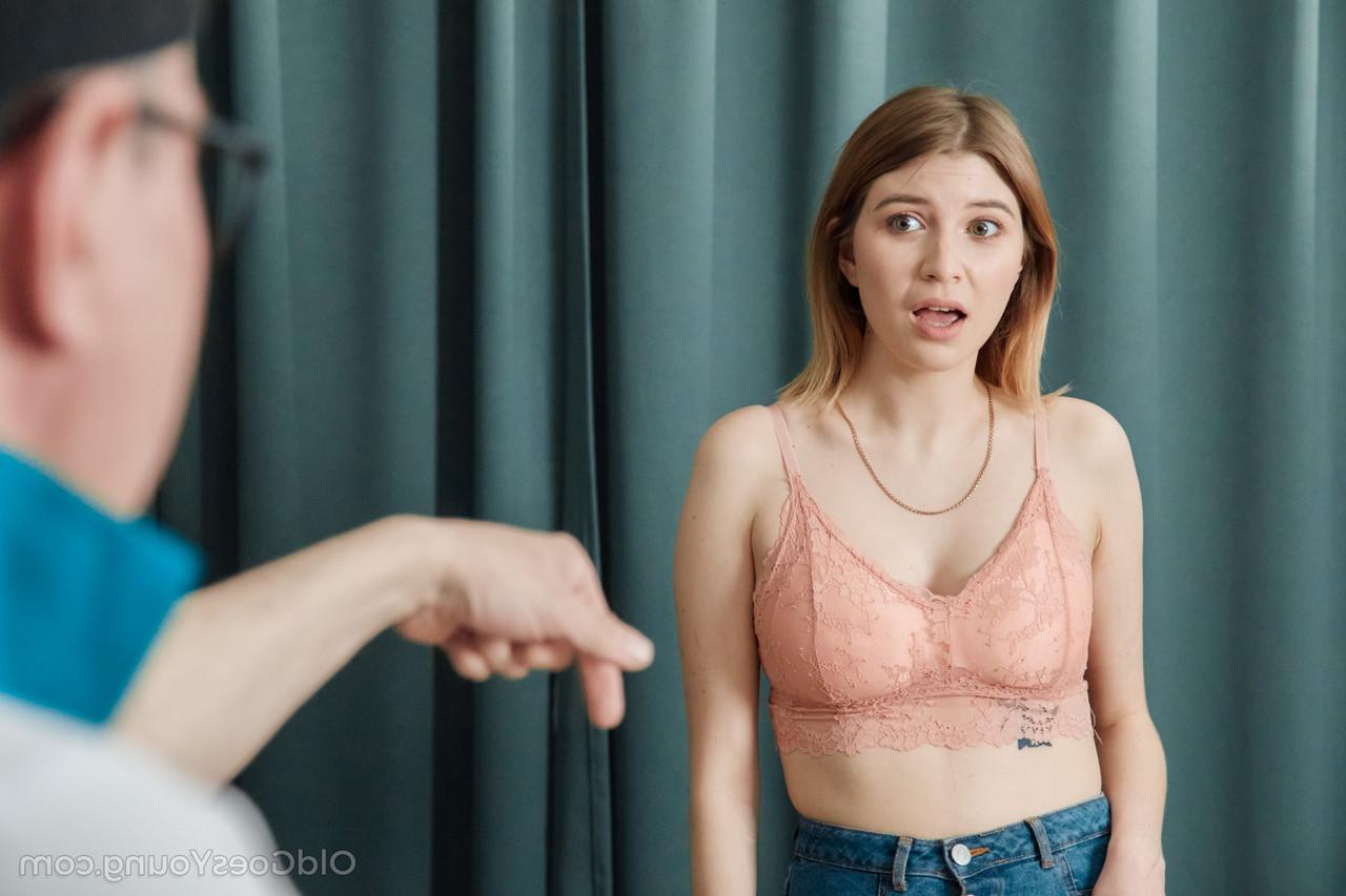 16P A adolescente loira Kami Yammy é enganada e faz sexo por seu antigo treinador
