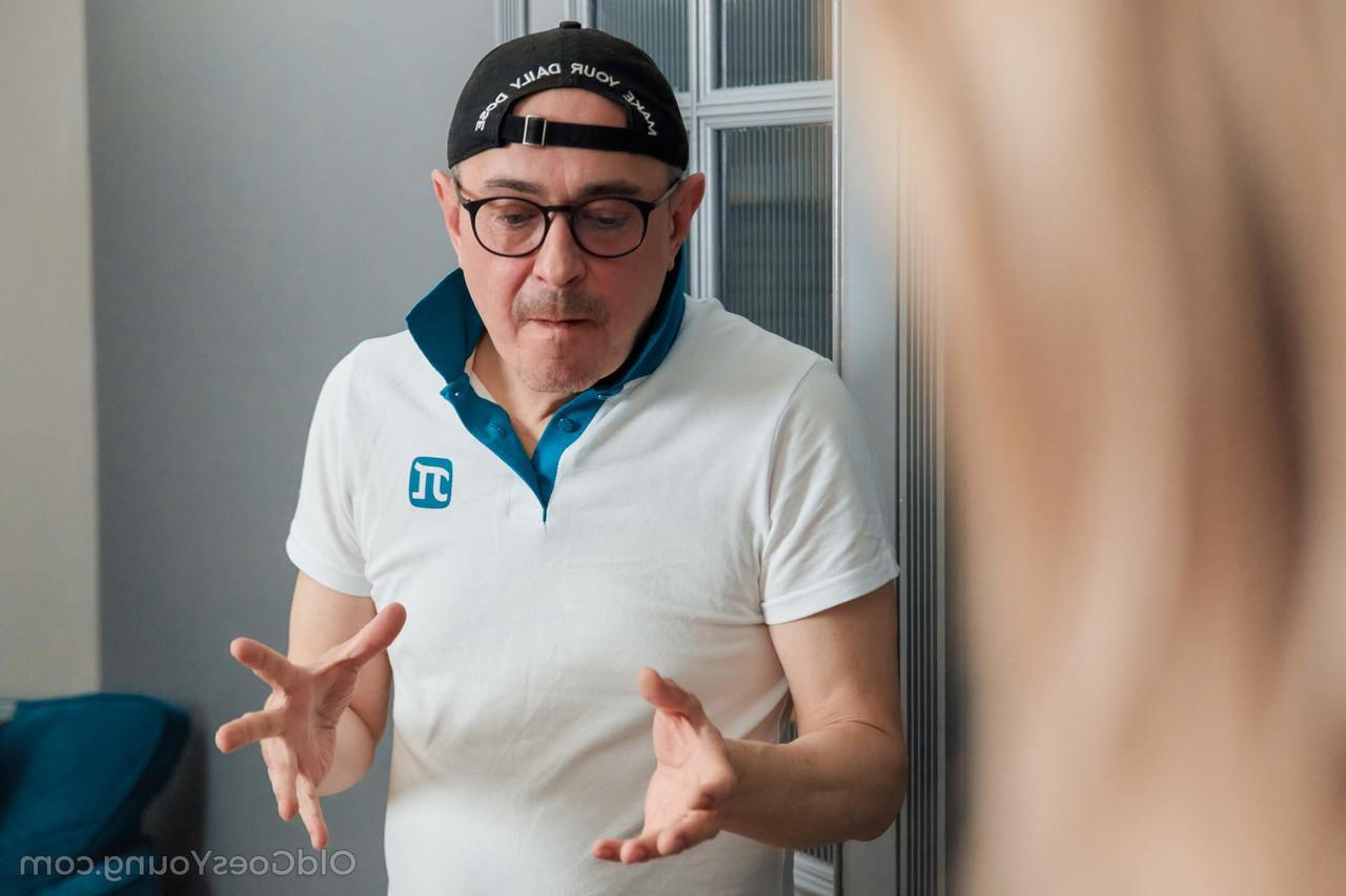 16P A adolescente loira Kami Yammy é enganada e faz sexo por seu antigo treinador