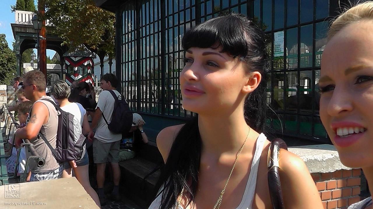 10P As estrelas porno sensuais Aletta Ocean e Aleska Diamond tomando sorvete em público