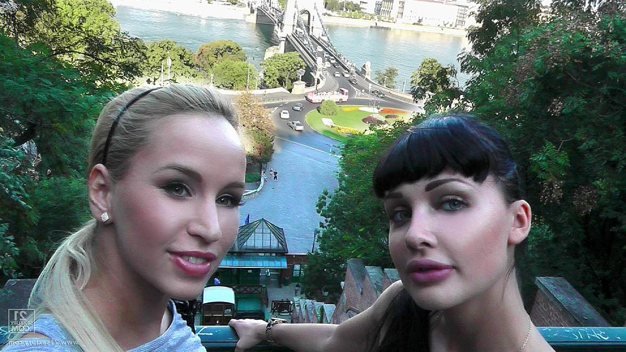 10P As estrelas porno sensuais Aletta Ocean e Aleska Diamond tomando sorvete em público