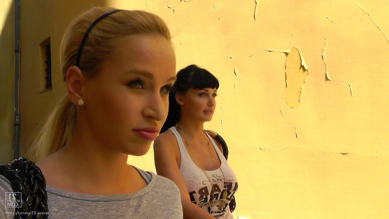 10P As estrelas porno sensuais Aletta Ocean e Aleska Diamond tomando sorvete em público