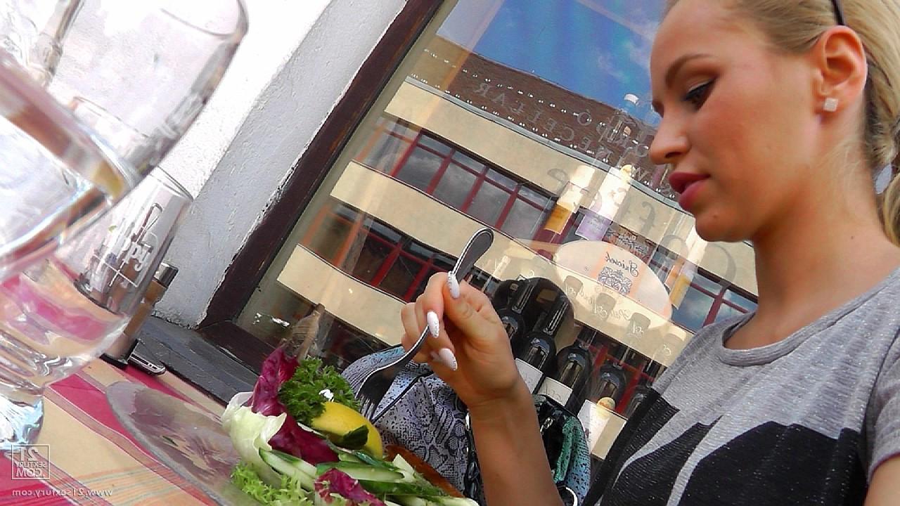10P As estrelas porno sensuais Aletta Ocean e Aleska Diamond tomando sorvete em público