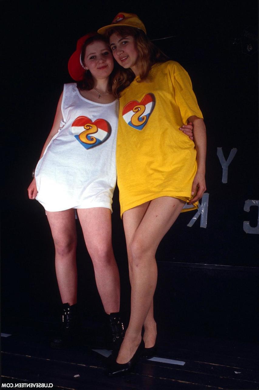 17P Dos amigas pelirrojas, Manon G y Natasha D, juegan con coños peludos