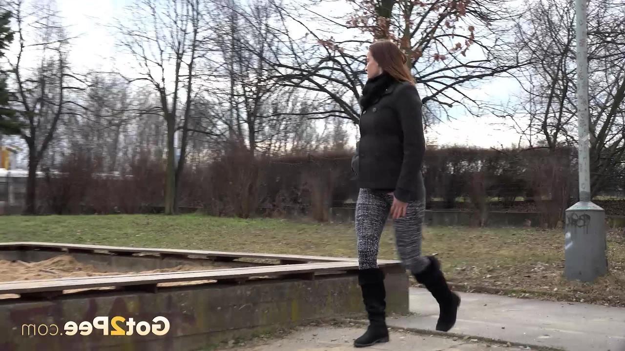 15P A garota branca Victoria Daniels mijou em uma caixa de areia em um parque