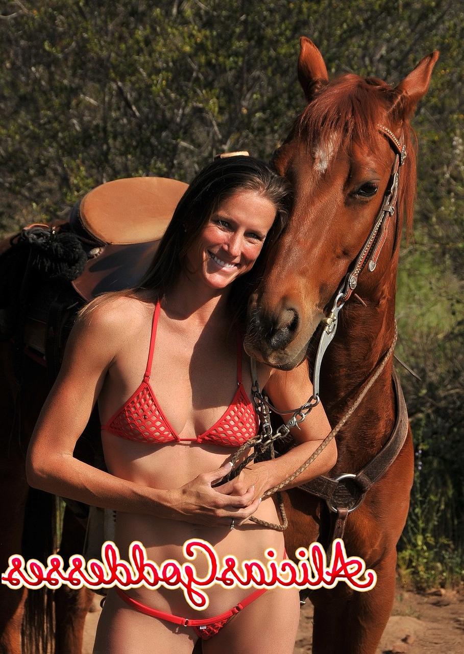 20P A vaqueira alta Sofie Marie leva seu cavalo para passear em seu biquíni transparente