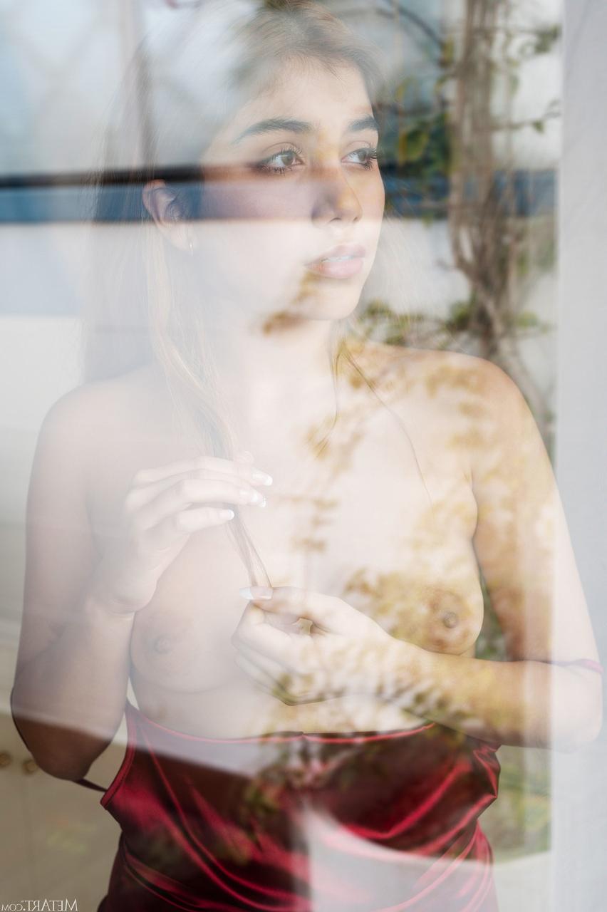 20P Das verführerische Babe Marina Gold zeigt ihre schönen Teenie-Titten und ihre süße rasierte Muschi