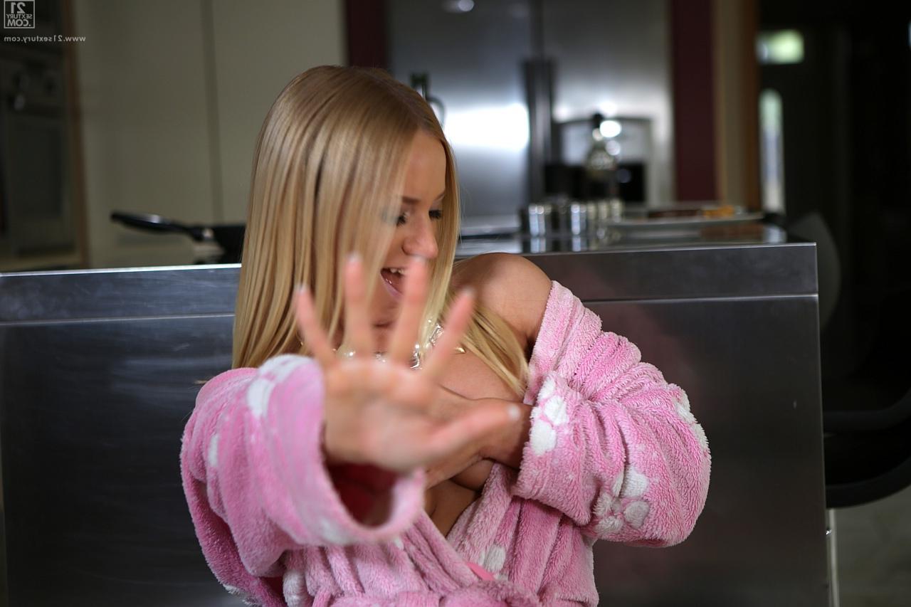 17P Das zierliche blonde Mädchen mit den natürlichen Titten Kiara Lord posiert in der Küche