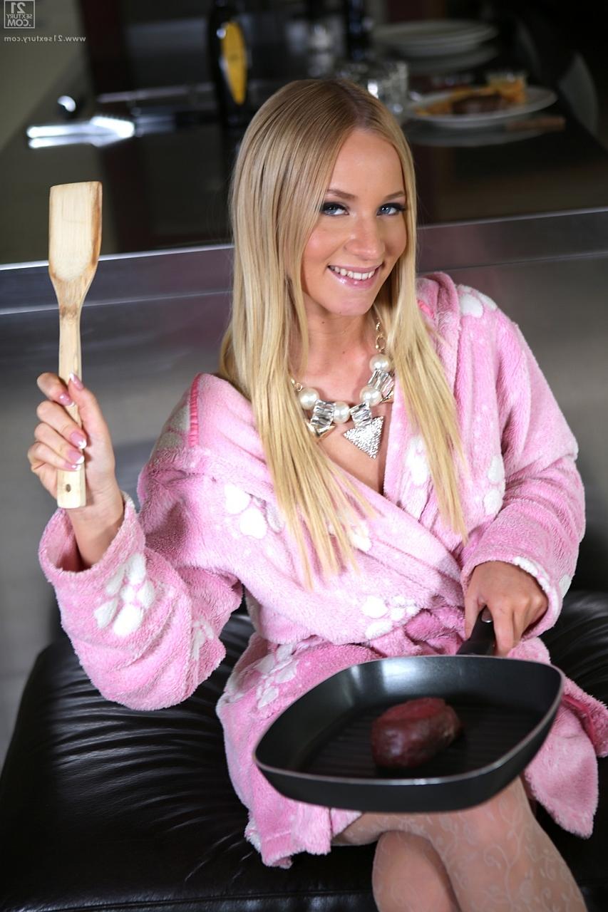 17P Das zierliche blonde Mädchen mit den natürlichen Titten Kiara Lord posiert in der Küche