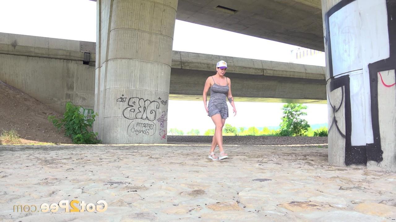 15P A garota sozinha Chloe Lamour mija urgentemente debaixo de um viaduto
