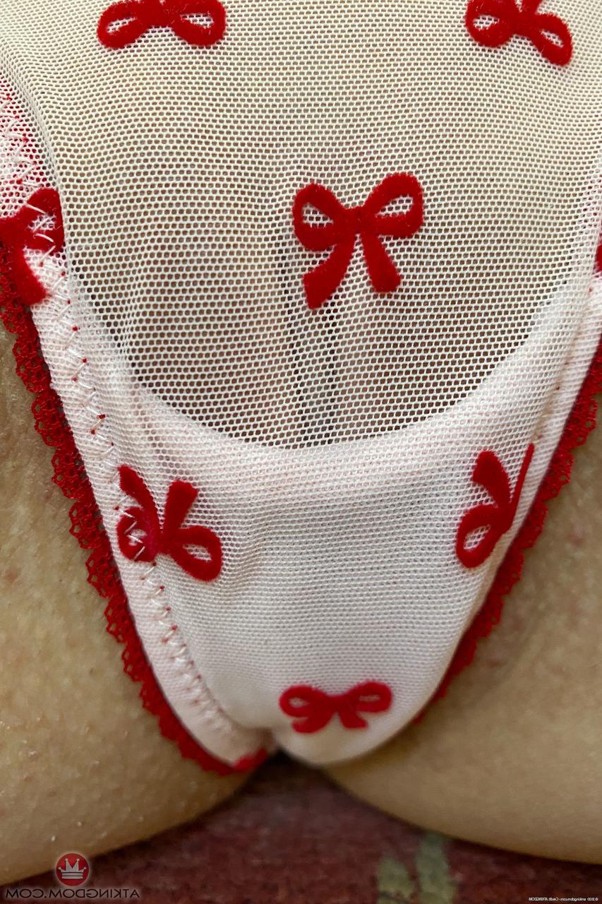 20P A adolescente magra Sky Pierce mostra sua buceta e peitos pequenos na escada