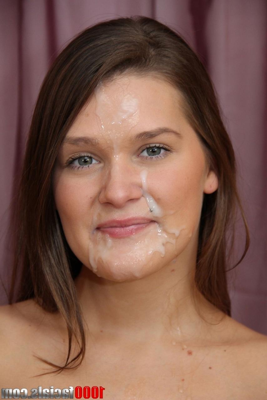 17P Gata morena em lingerie preta Abby Cross chupa um dong e fica facializada