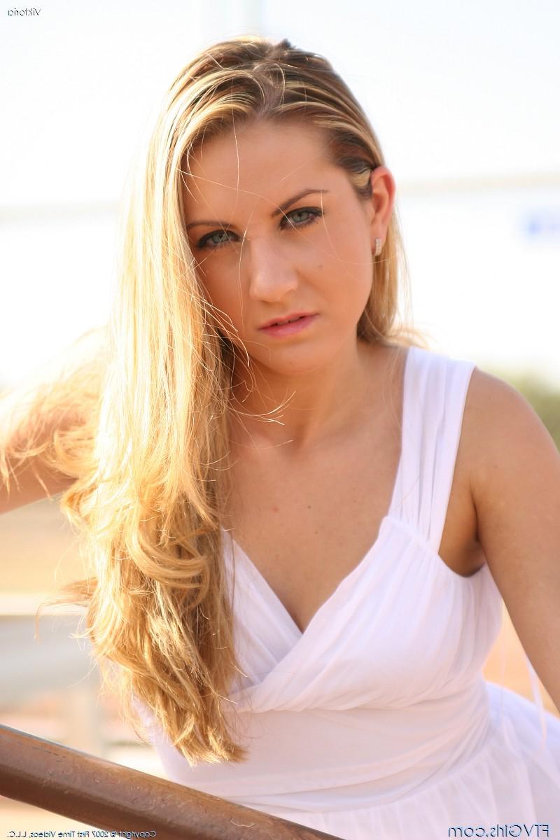 20P La blonde Viktoria enlève sa robe blanche et se joue dans le parc.