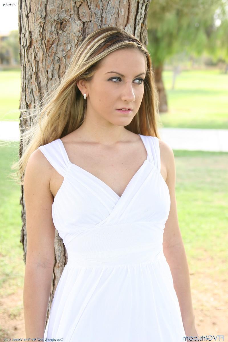 20P La blonde Viktoria enlève sa robe blanche et se joue dans le parc.