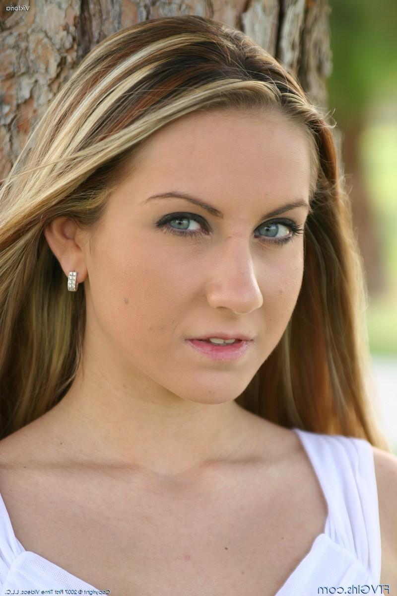 20P La blonde Viktoria enlève sa robe blanche et se joue dans le parc.