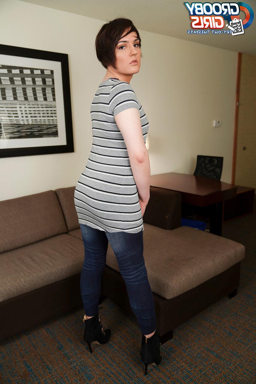 16P La transexuelle bien roulée Jaime Royale montre son gros cul et sa petite bite.
