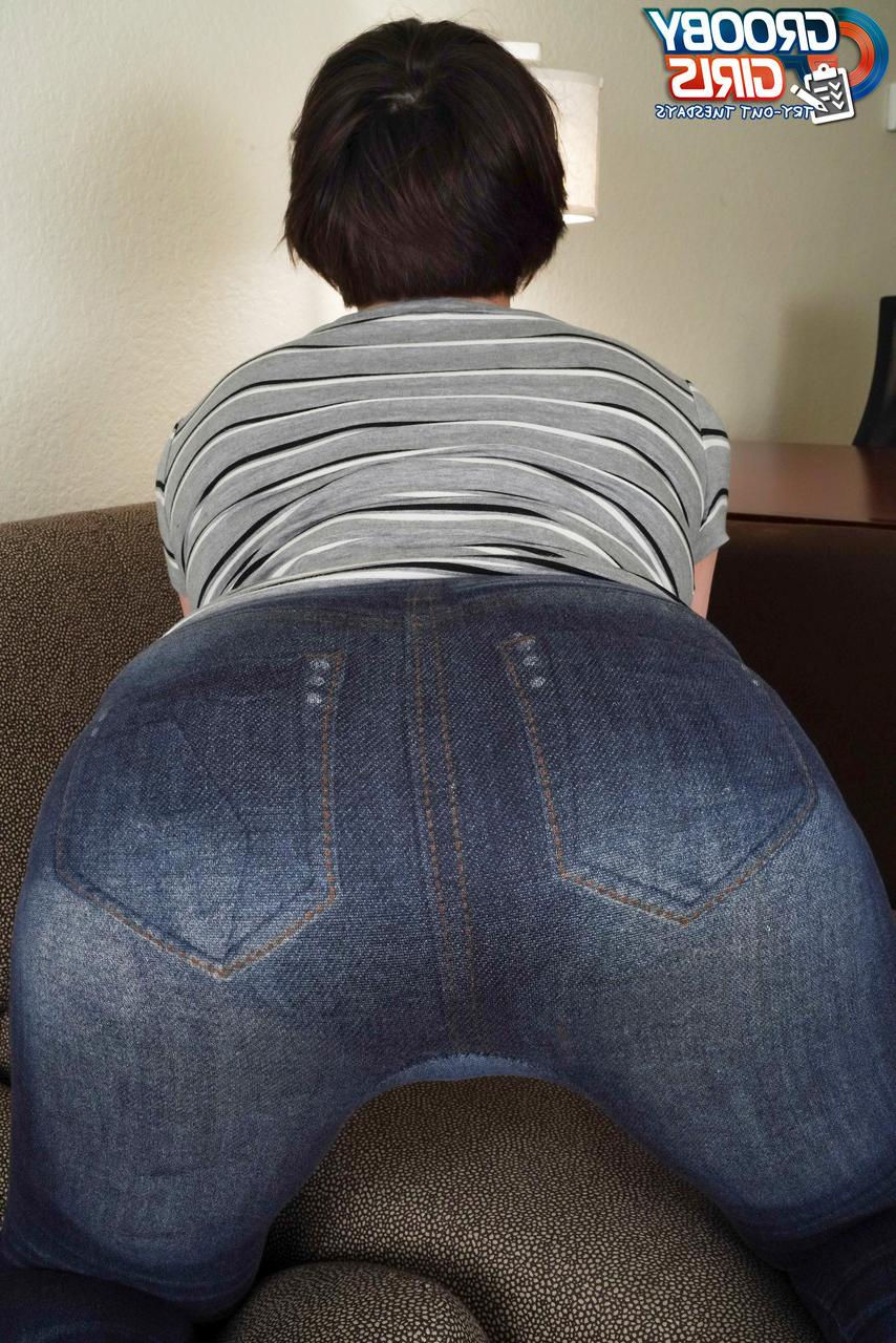 16P La transexuelle bien roulée Jaime Royale montre son gros cul et sa petite bite.
