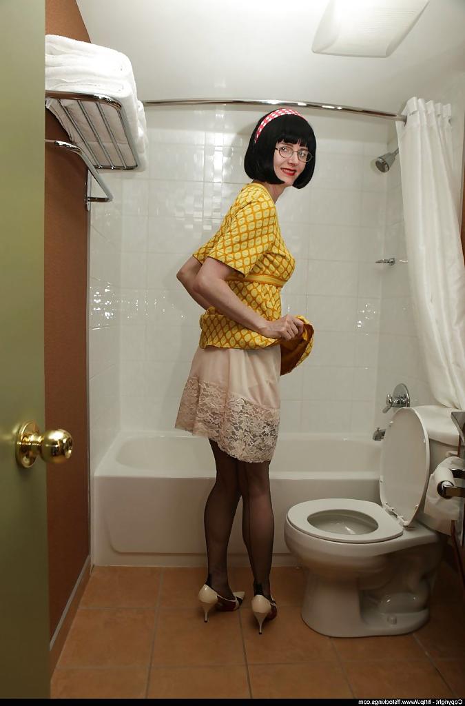 12P Atemberaubende reife Dame entblößt ihre Titten und ihren Schwanz in der Badewanne