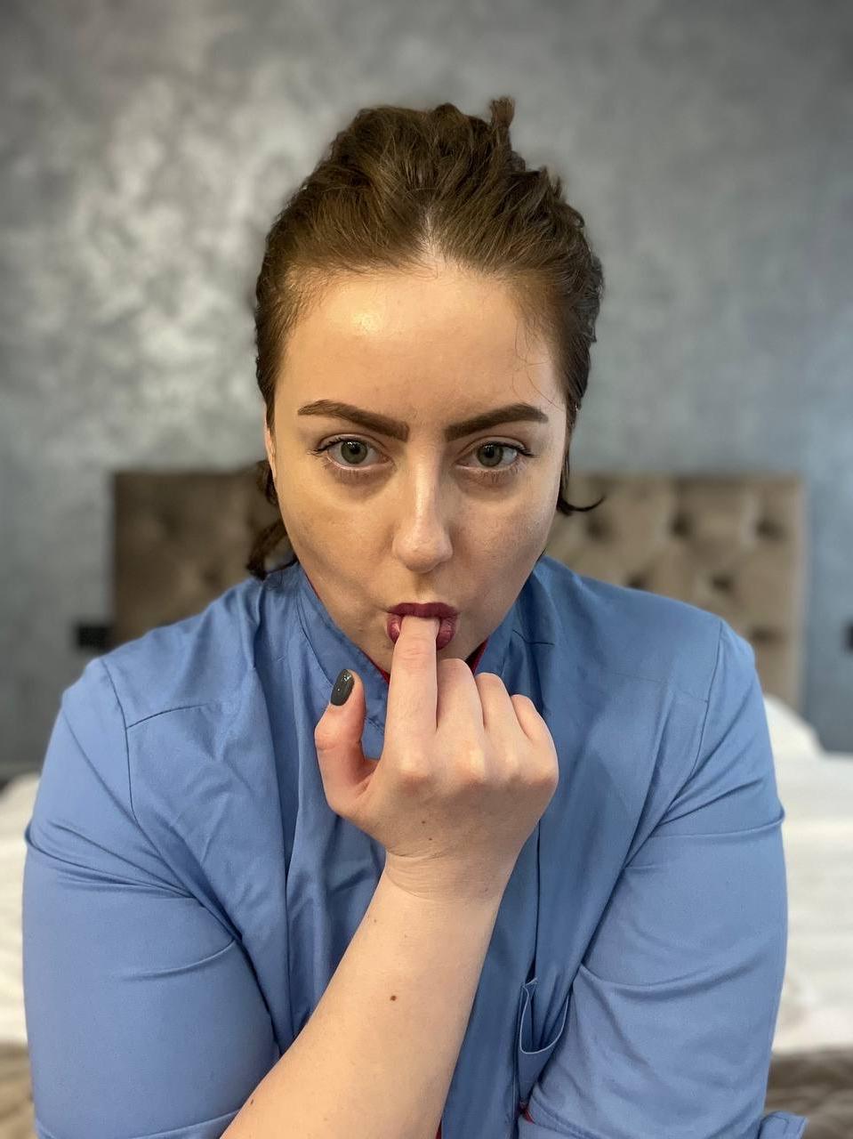 13P Kristi KKK, superbe webcam OnlyFans, montre ses gros seins et son butin sur son lit